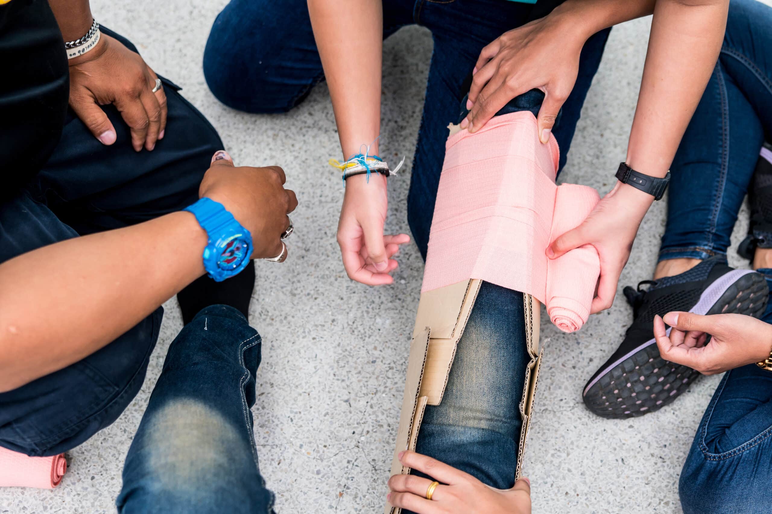 Applying Splint Minimizes Injury Reduces Pain Applying splint minimizes risk of further injury and decreases pain.